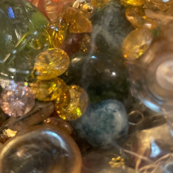 4 lb of crafting jewelry, rings, earrings, stones, gems and broken necklaces. - Picture 8 of 8